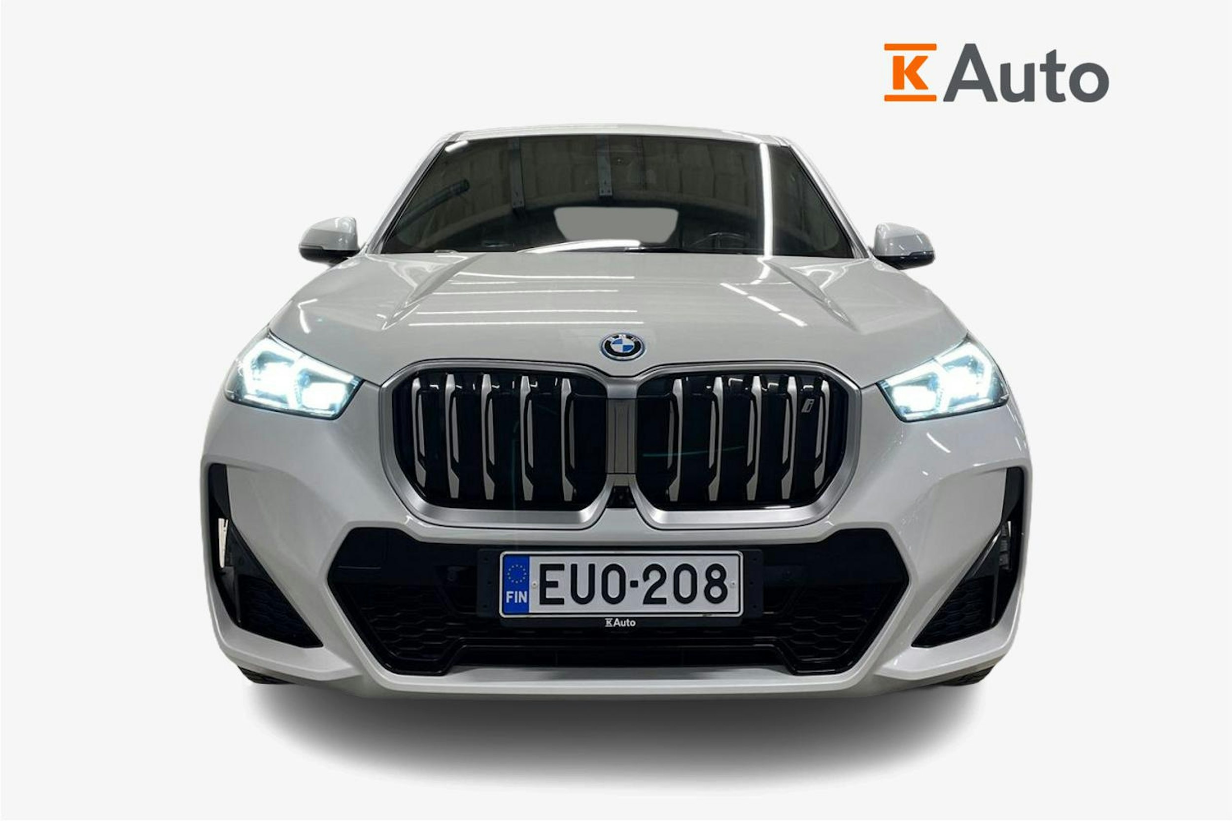 valkoinen BMW iX1 2023 kuva 5.