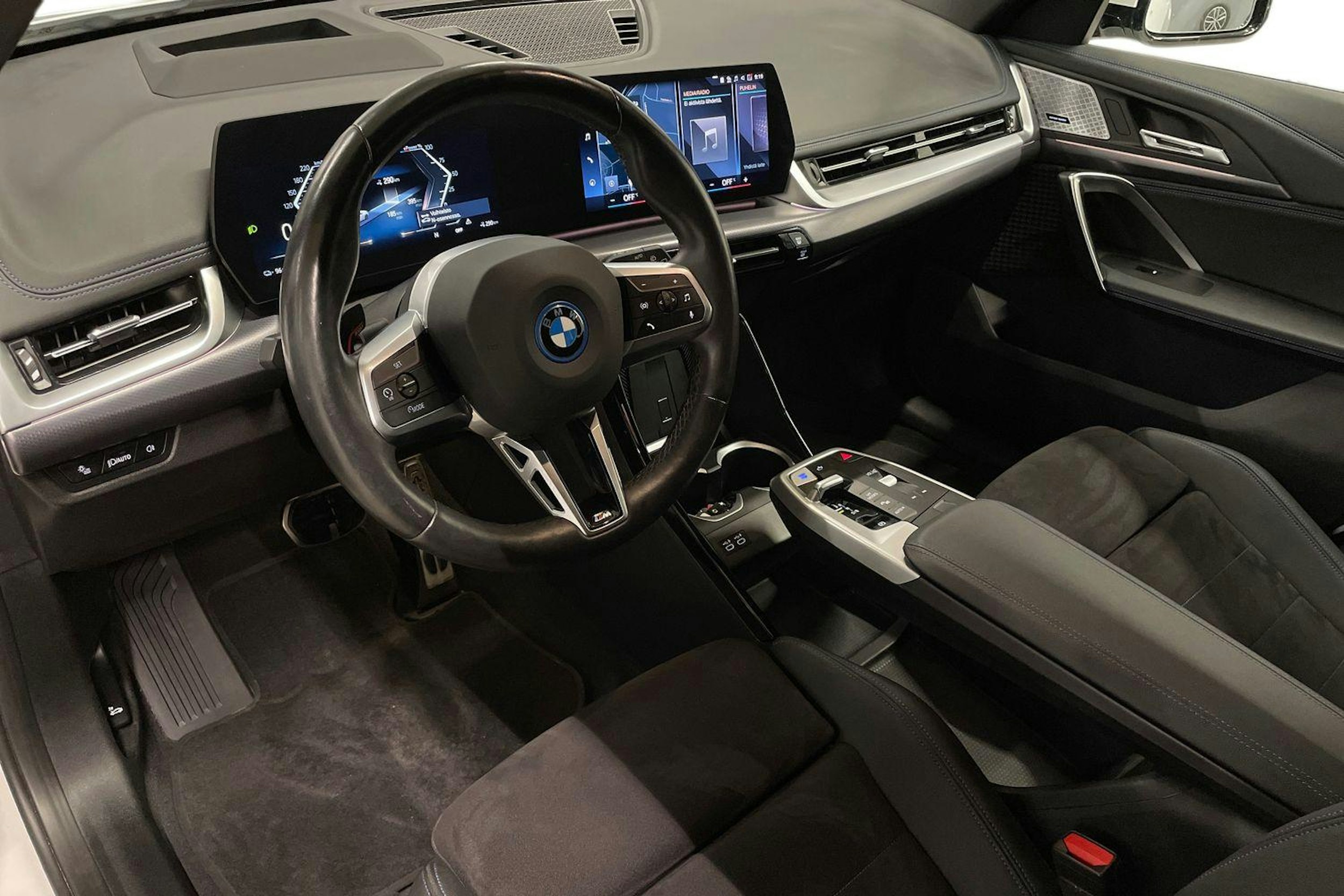 valkoinen BMW iX1 2023 kuva 7.