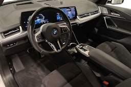 valkoinen BMW iX1 2023 kuva 7.