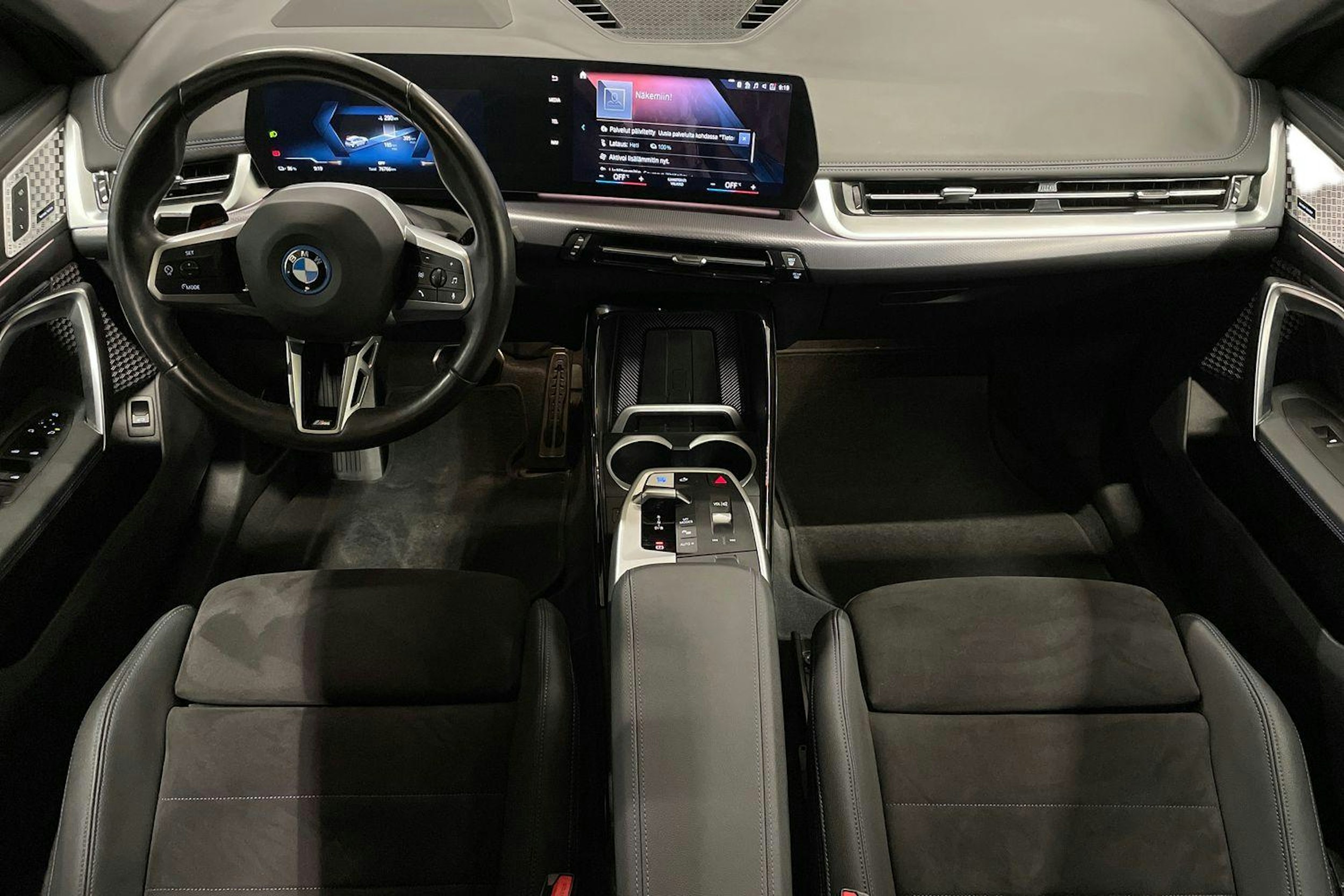 valkoinen BMW iX1 2023 kuva 9.