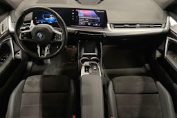 valkoinen BMW iX1 2023 kuva 9.