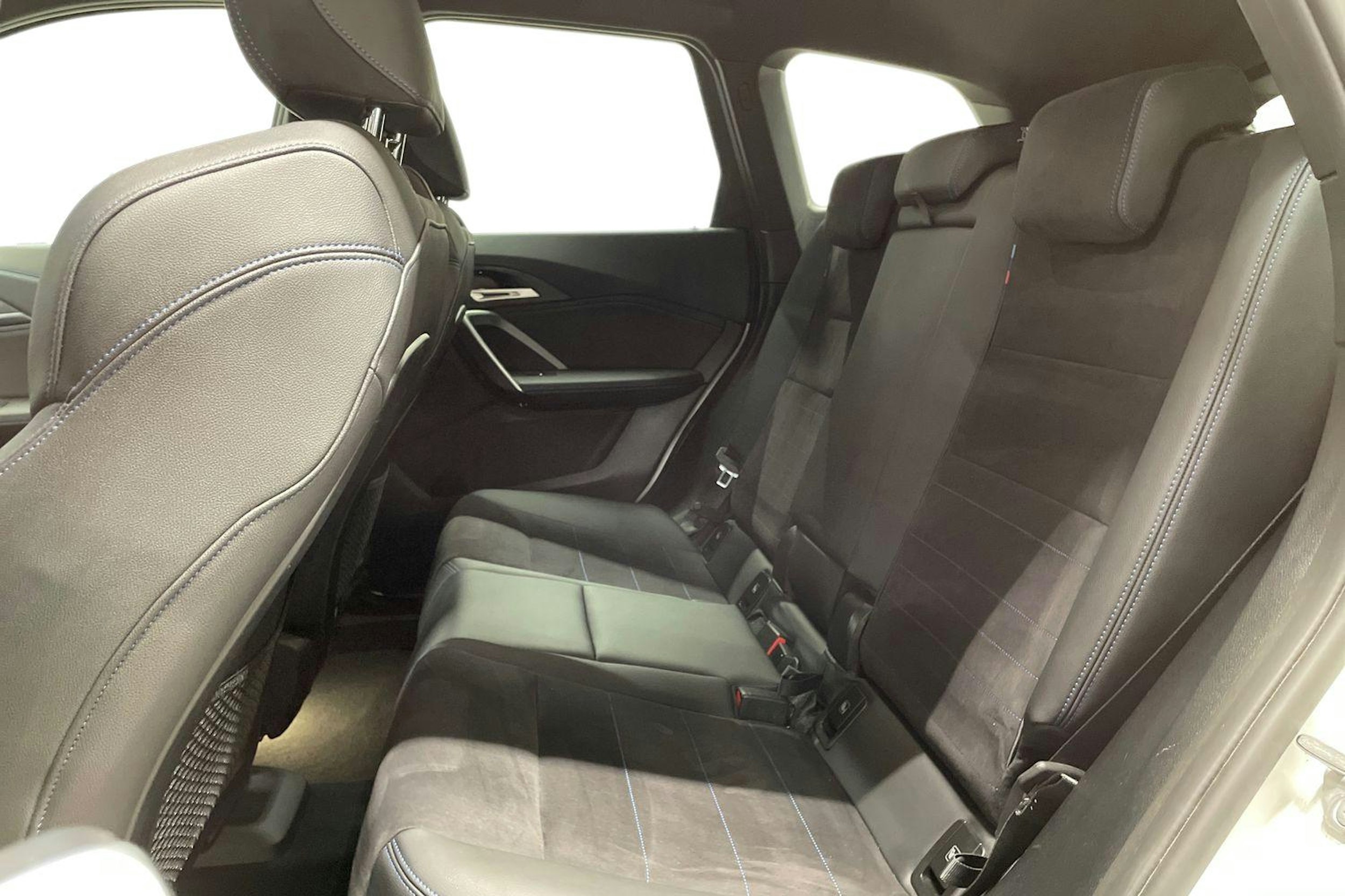 valkoinen BMW iX1 2023 kuva 10.