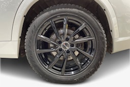 valkoinen BMW iX1 2023 kuva 11.