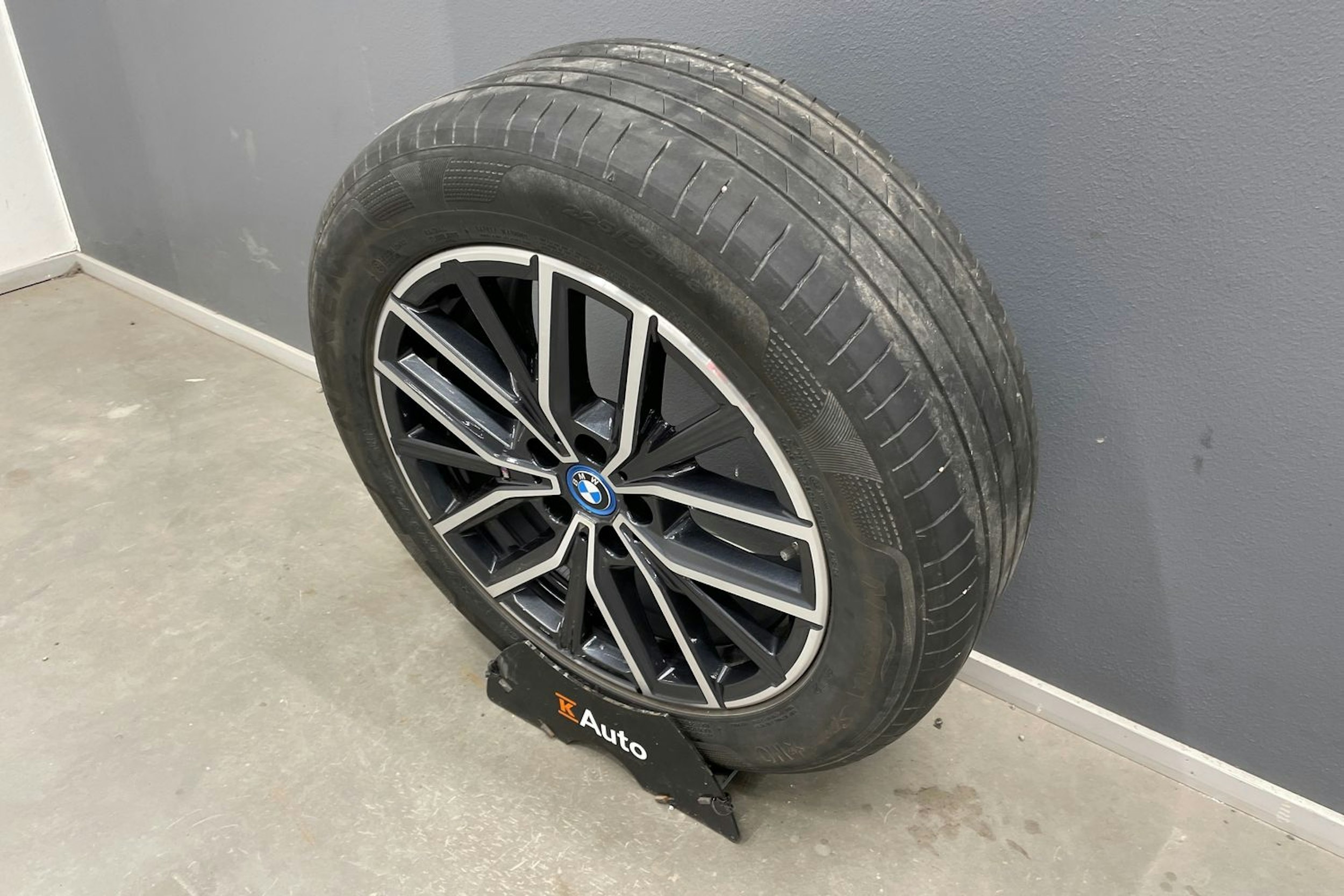 valkoinen BMW iX1 2023 kuva 14.