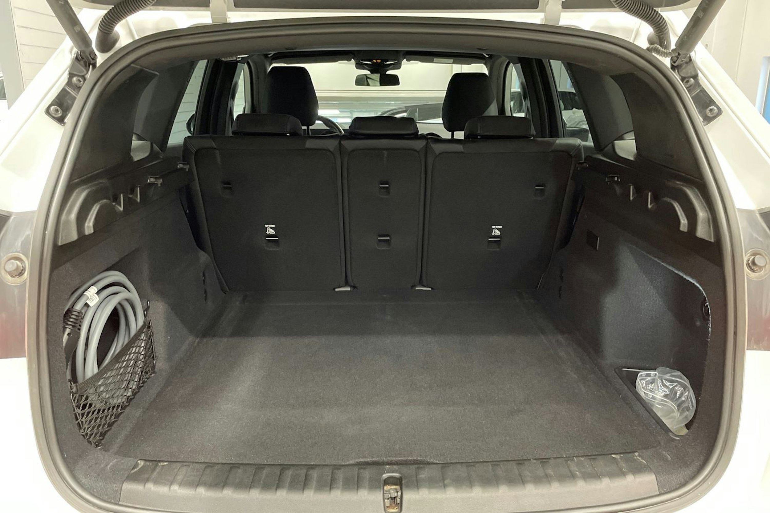 valkoinen BMW iX1 2023 kuva 15.