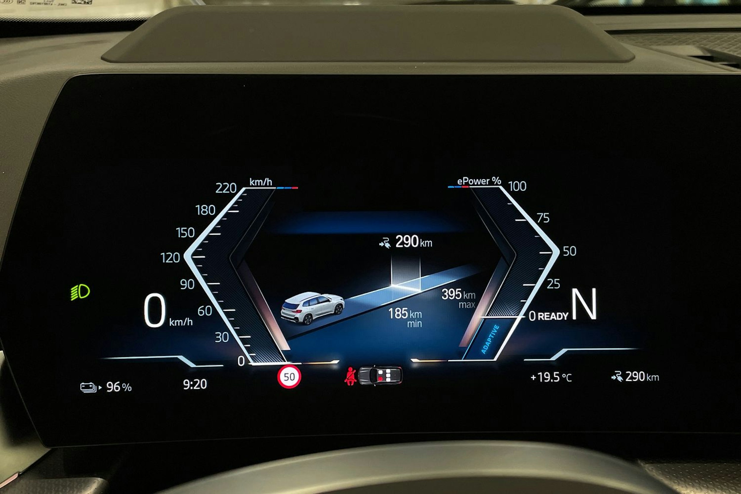 valkoinen BMW iX1 2023 kuva 17.