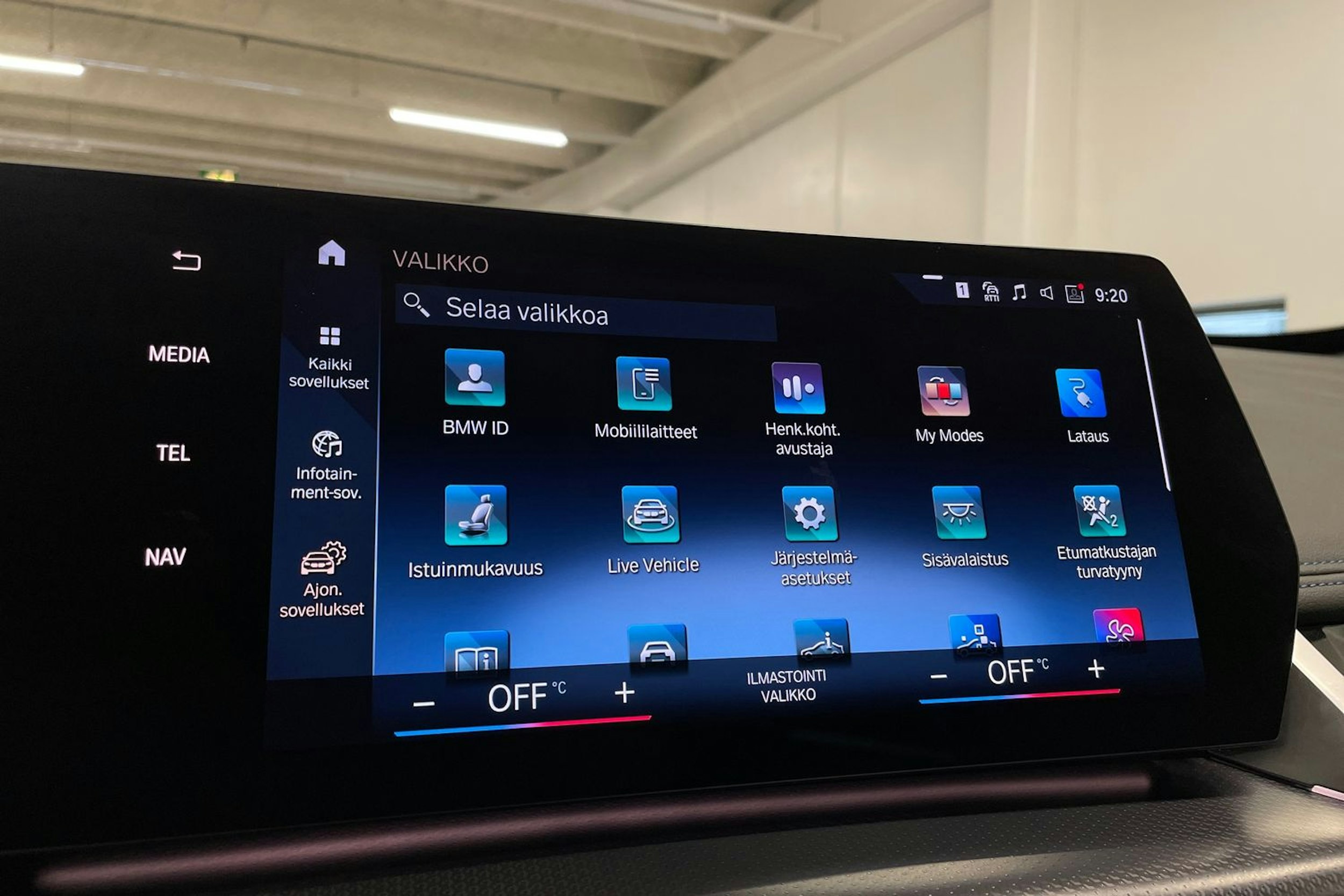 valkoinen BMW iX1 2023 kuva 18.