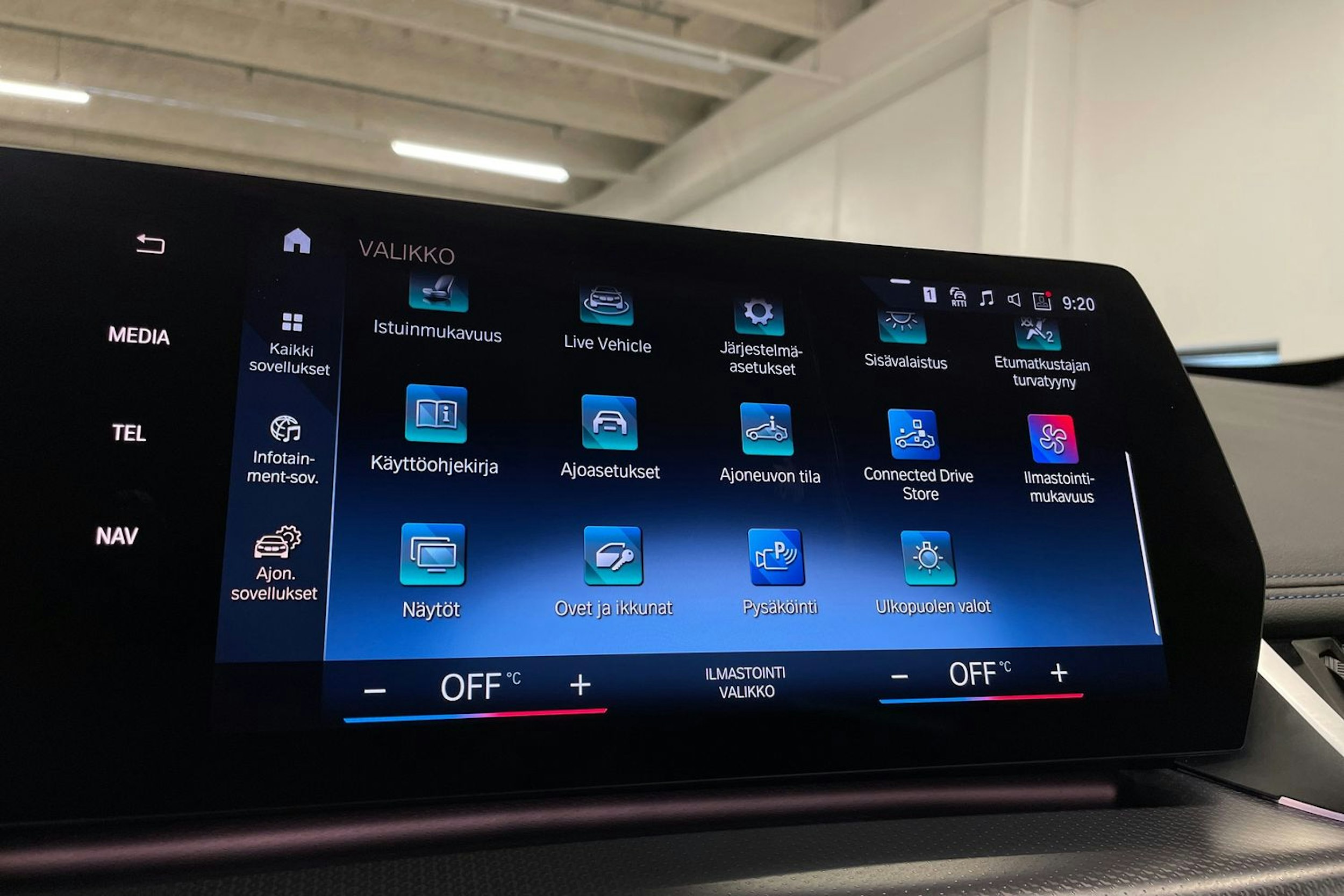 valkoinen BMW iX1 2023 kuva 19.