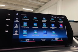 valkoinen BMW iX1 2023 kuva 19.