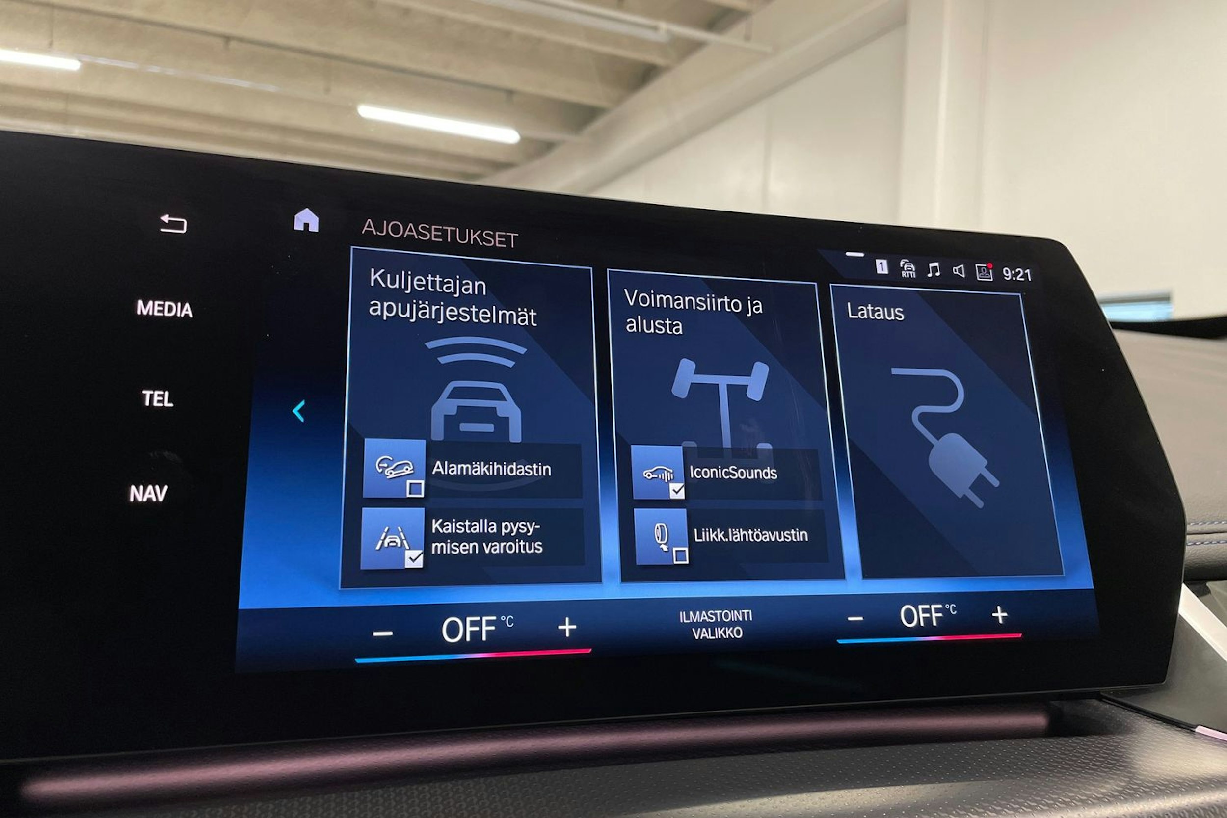 valkoinen BMW iX1 2023 kuva 20.