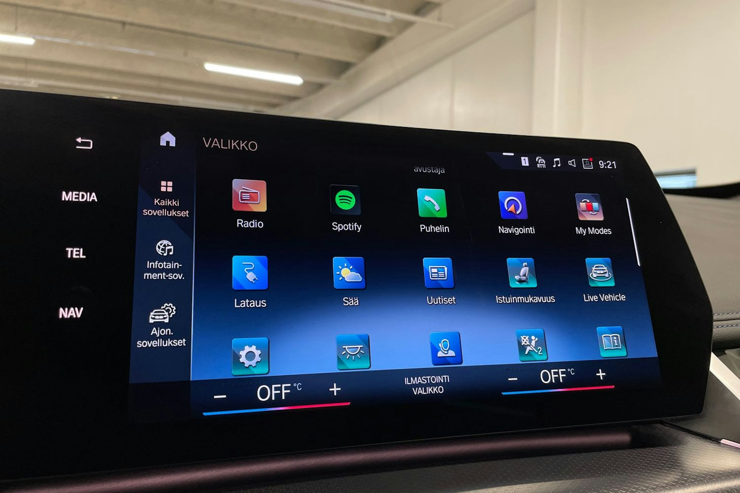 valkoinen BMW iX1 2023 kuva 21.