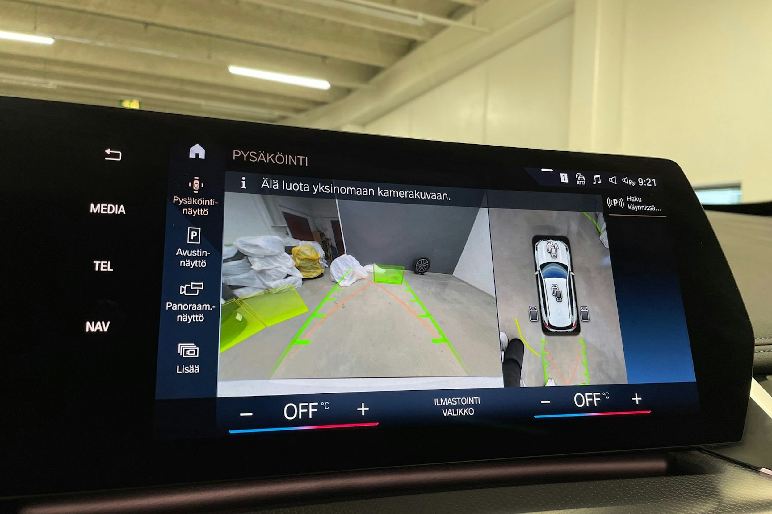 valkoinen BMW iX1 2023 kuva 23.