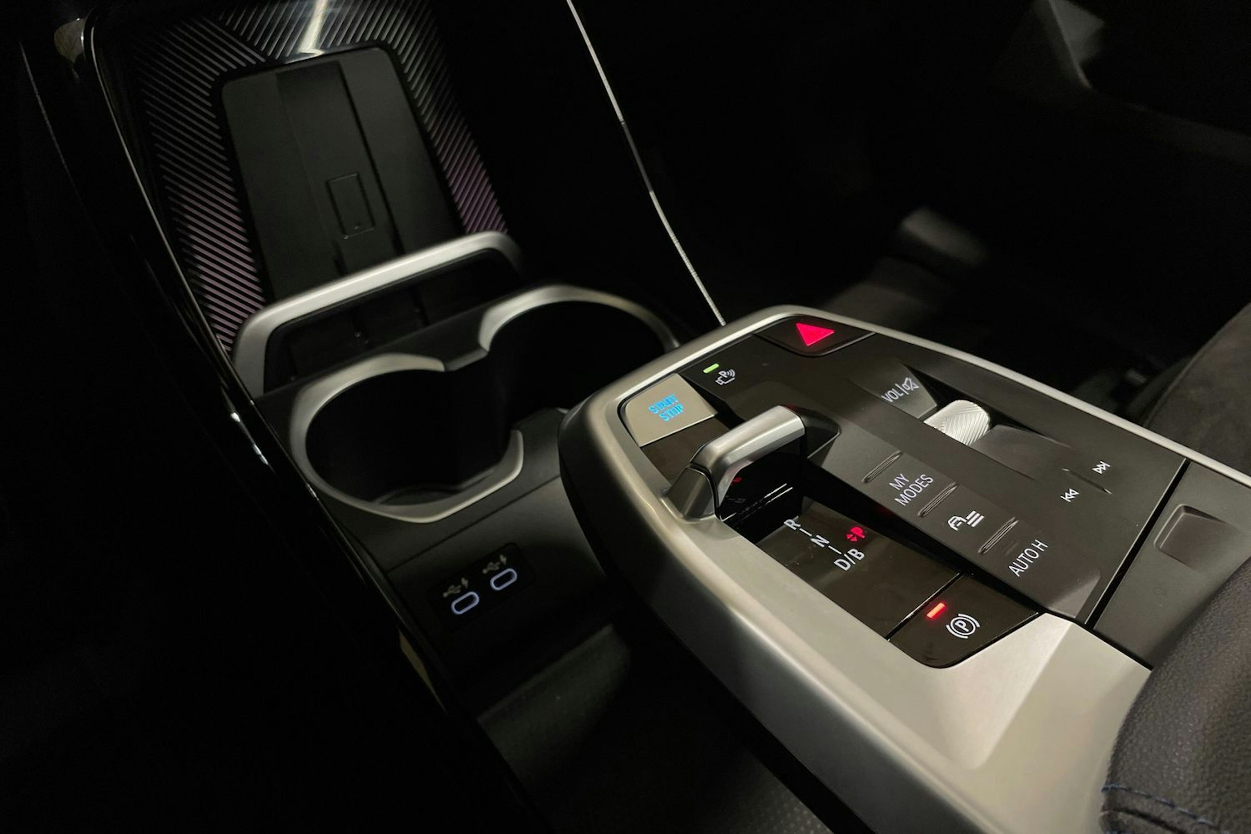 valkoinen BMW iX1 2023 kuva 24.