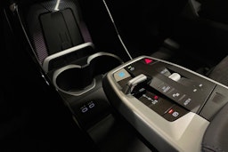 valkoinen BMW iX1 2023 kuva 24.