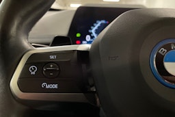 valkoinen BMW iX1 2023 kuva 26.