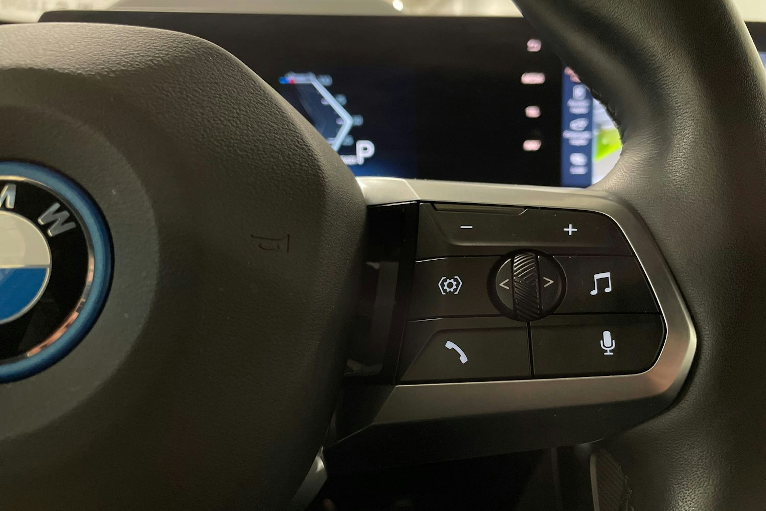 valkoinen BMW iX1 2023 kuva 27.