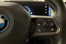 valkoinen BMW iX1 2023 kuva 27.