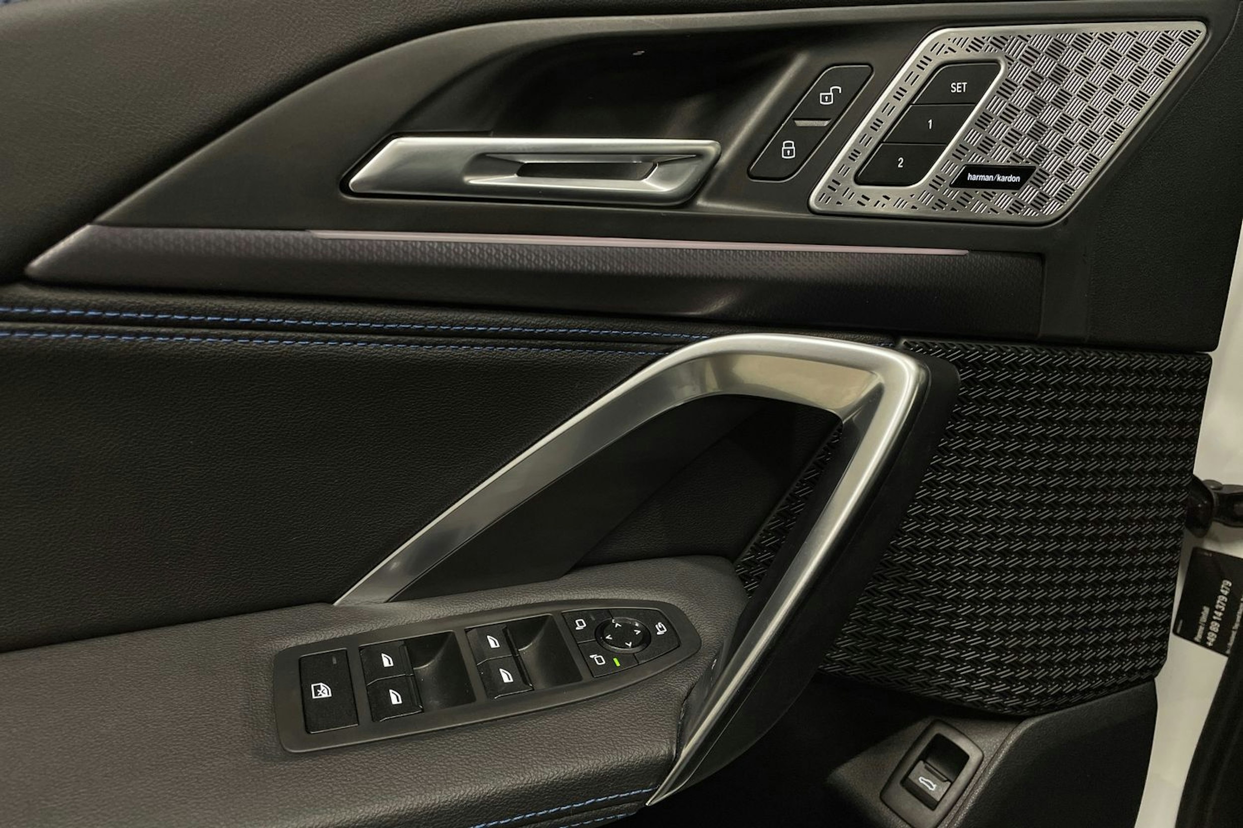 valkoinen BMW iX1 2023 kuva 28.