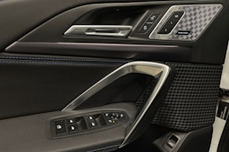 valkoinen BMW iX1 2023 kuva 28.