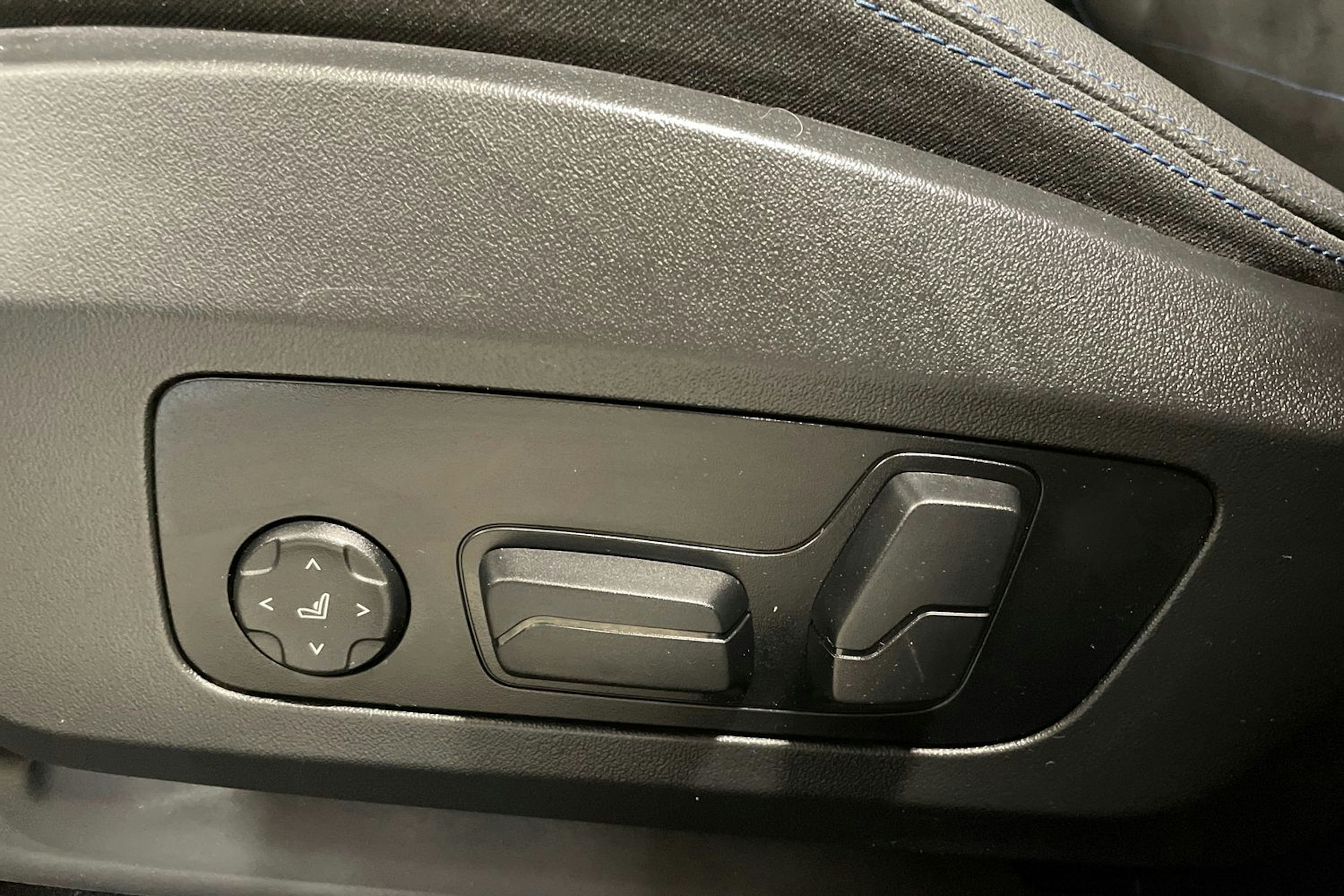 valkoinen BMW iX1 2023 kuva 29.