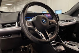 valkoinen BMW iX1 2023 kuva 30.