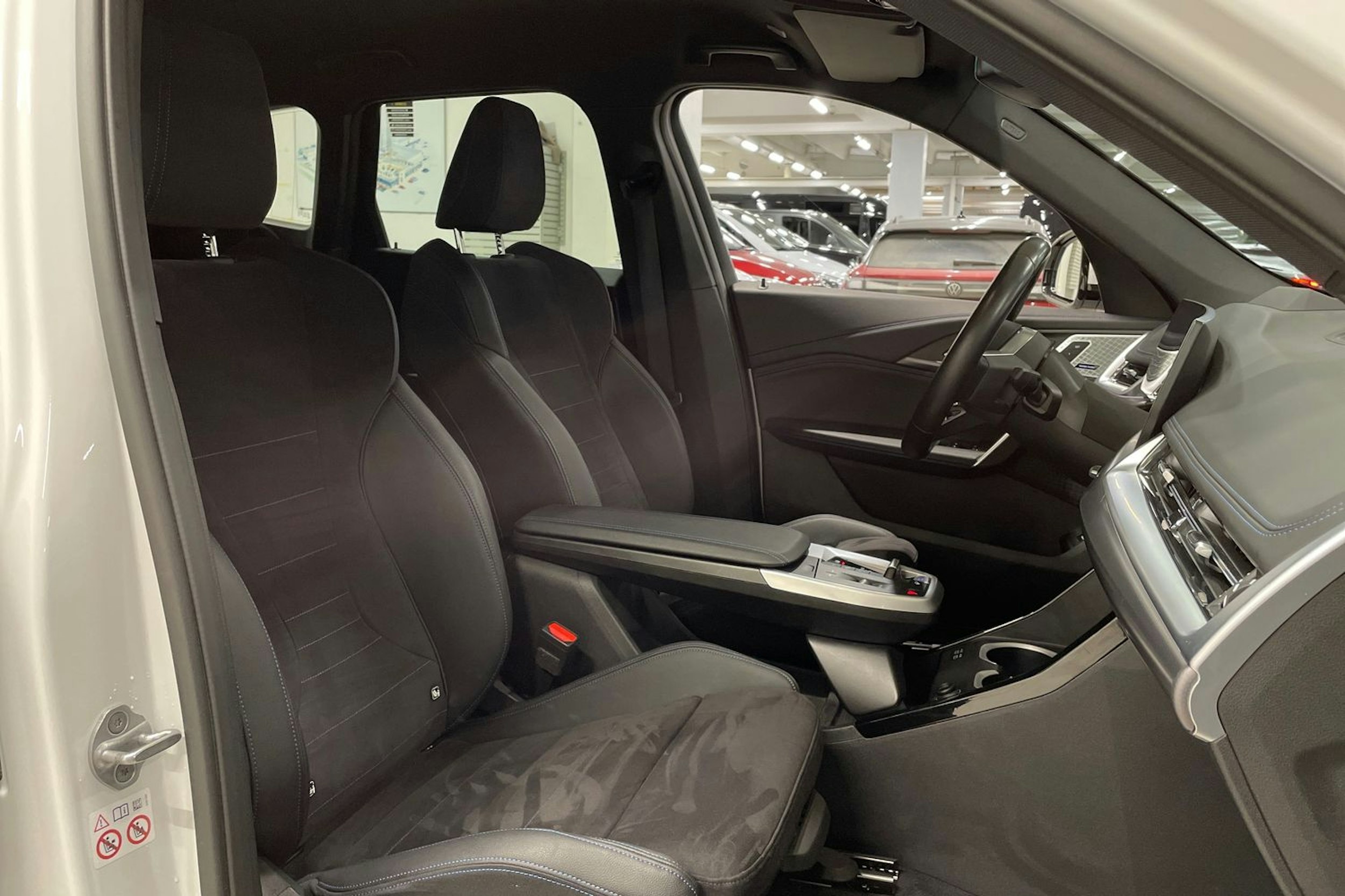 valkoinen BMW iX1 2023 kuva 31.