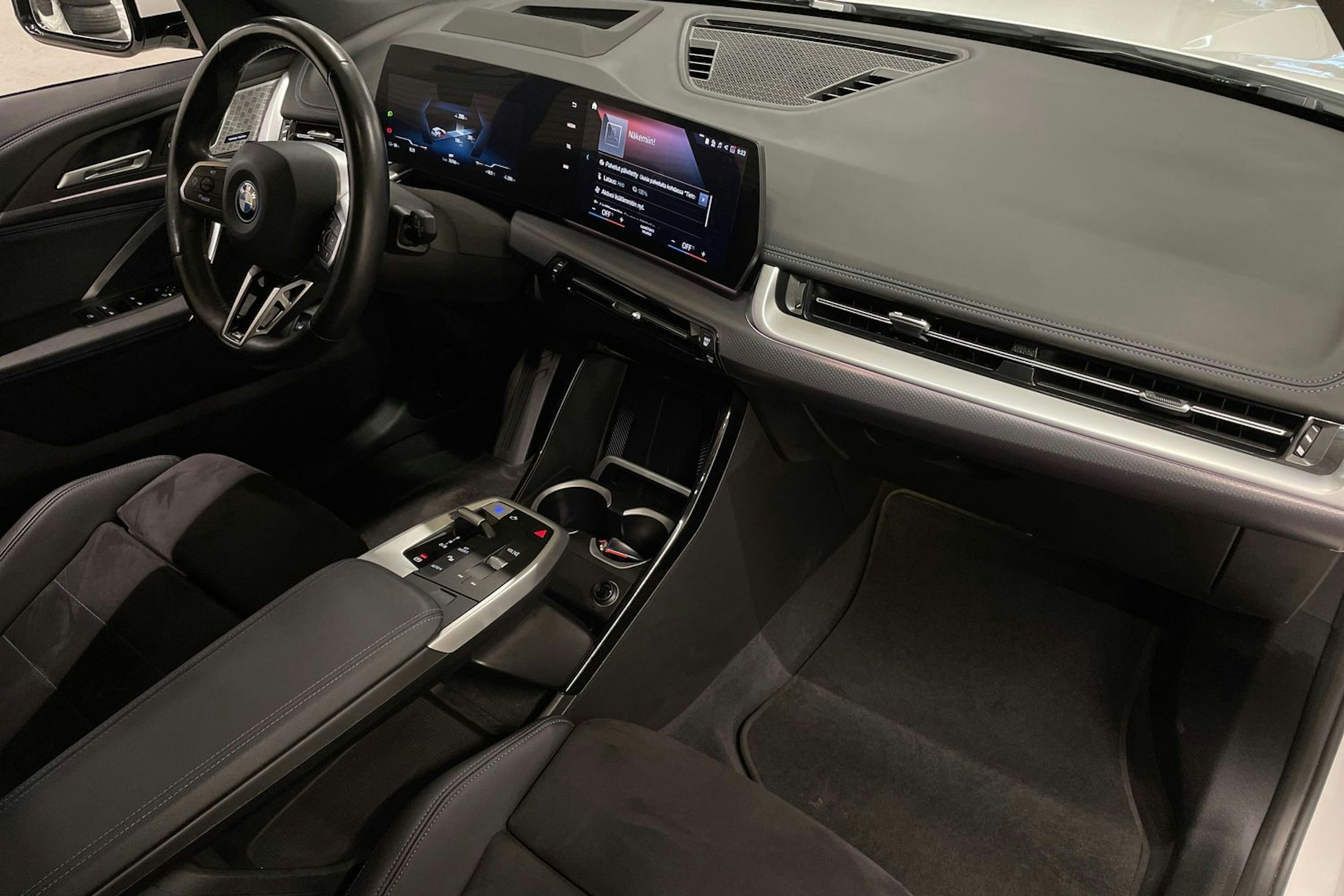 valkoinen BMW iX1 2023 kuva 32.