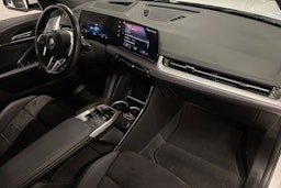 valkoinen BMW iX1 2023 kuva 32.