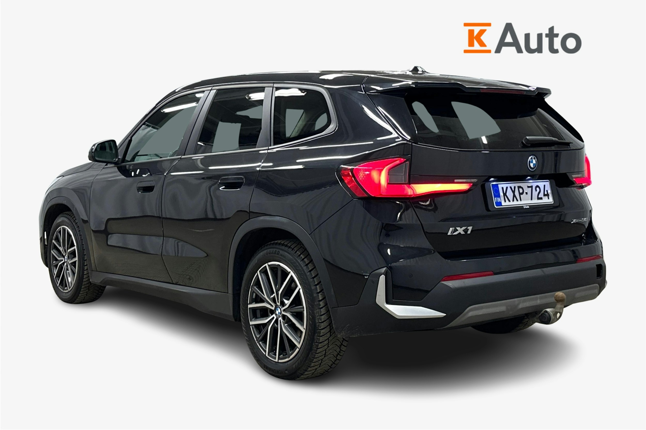 musta BMW iX1 2023 kuva 2.