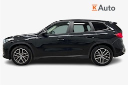 musta BMW iX1 2023 kuva 6.