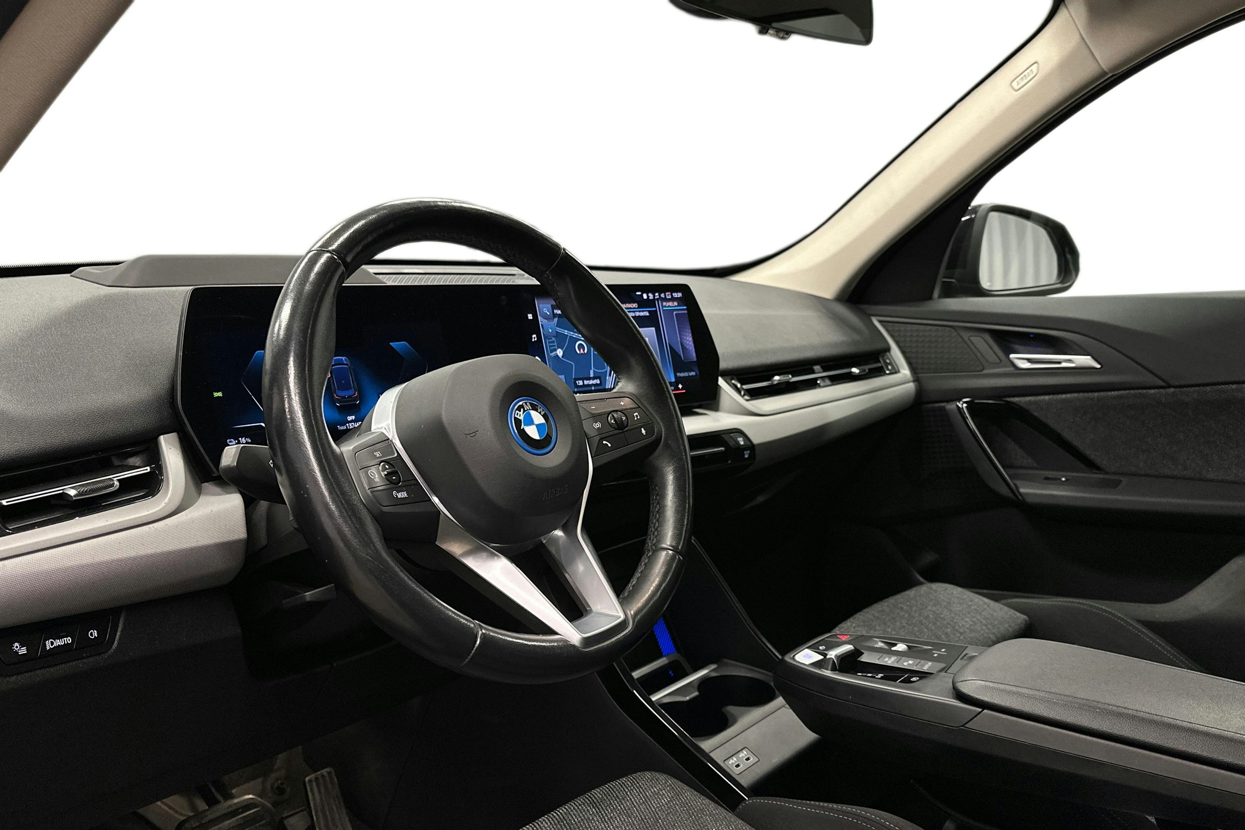 musta BMW iX1 2023 kuva 7.