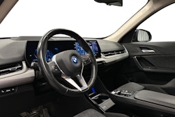 musta BMW iX1 2023 kuva 7.