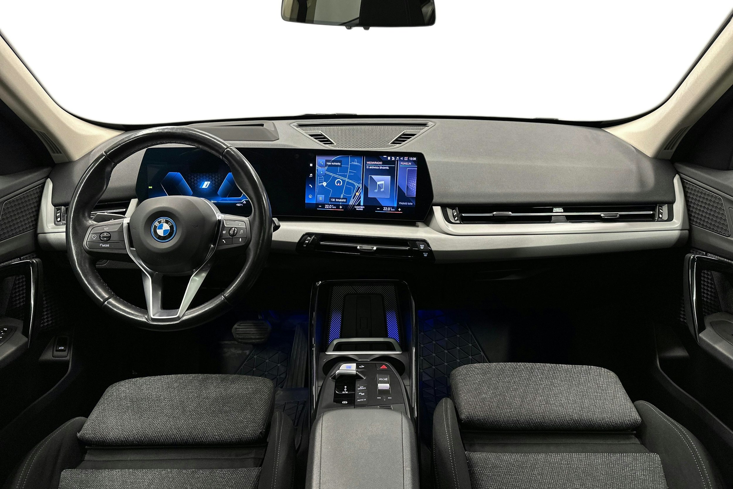 musta BMW iX1 2023 kuva 9.