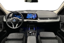 musta BMW iX1 2023 kuva 9.