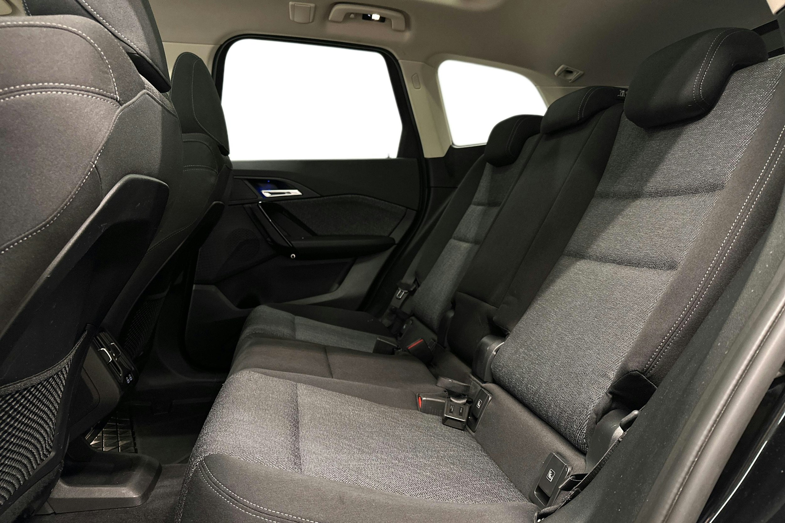 musta BMW iX1 2023 kuva 10.