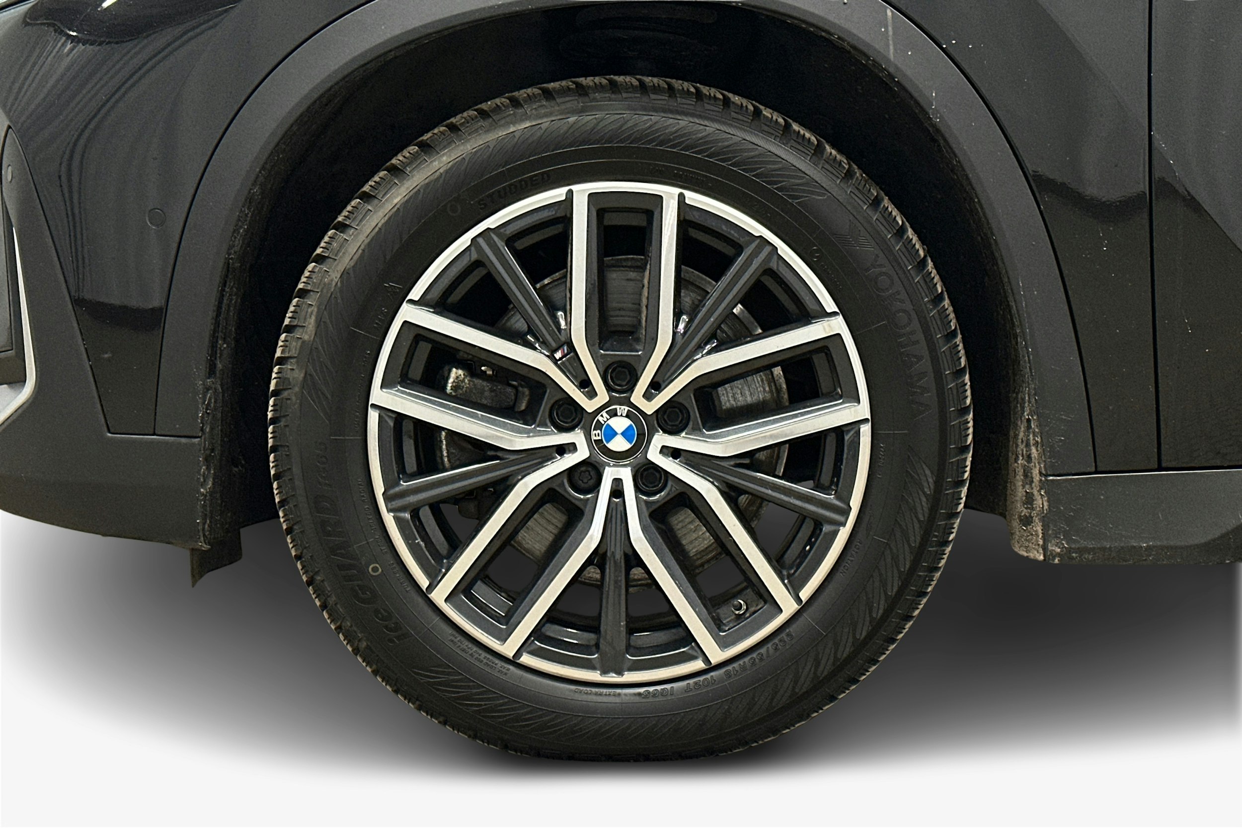 musta BMW iX1 2023 kuva 11.