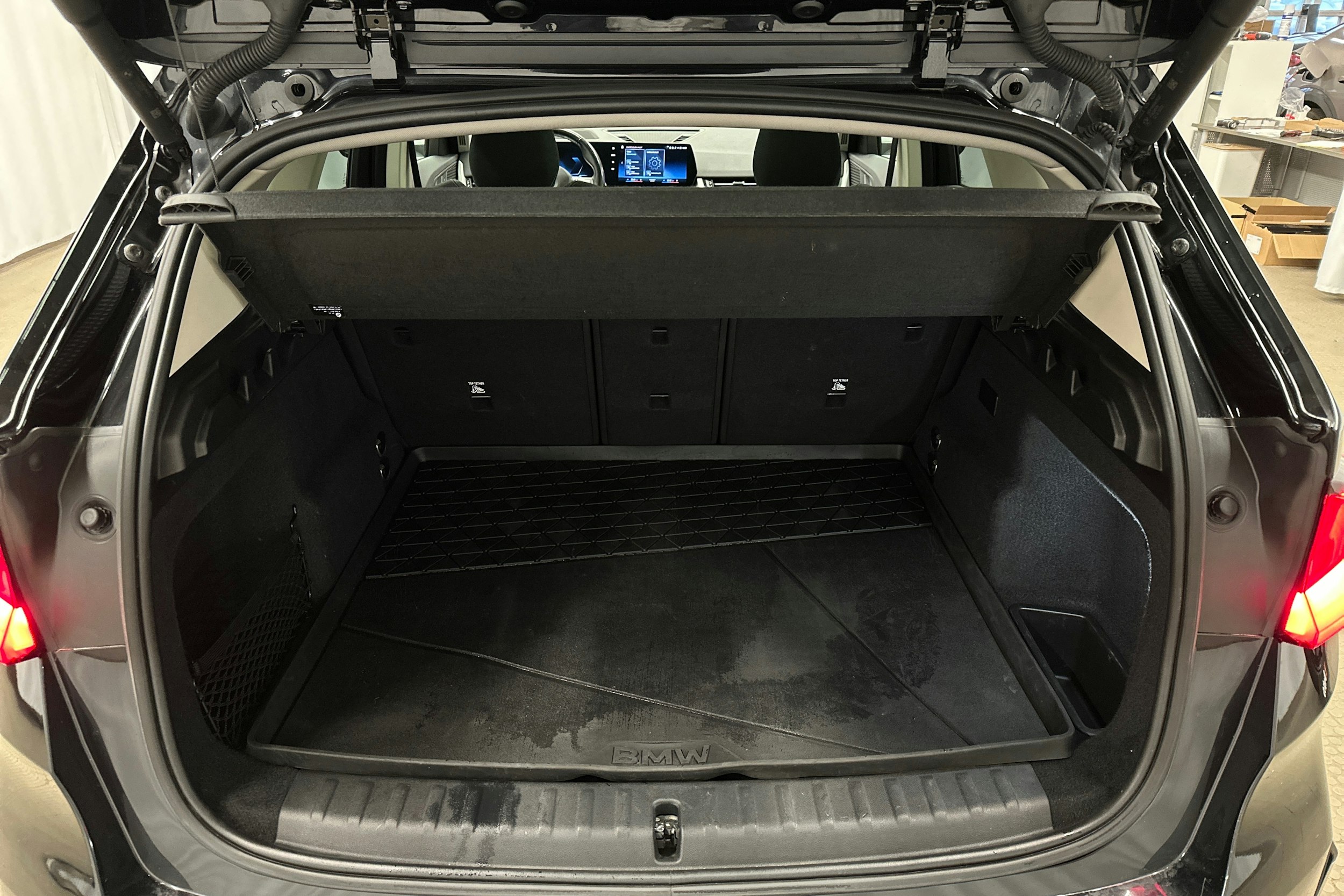 musta BMW iX1 2023 kuva 14.