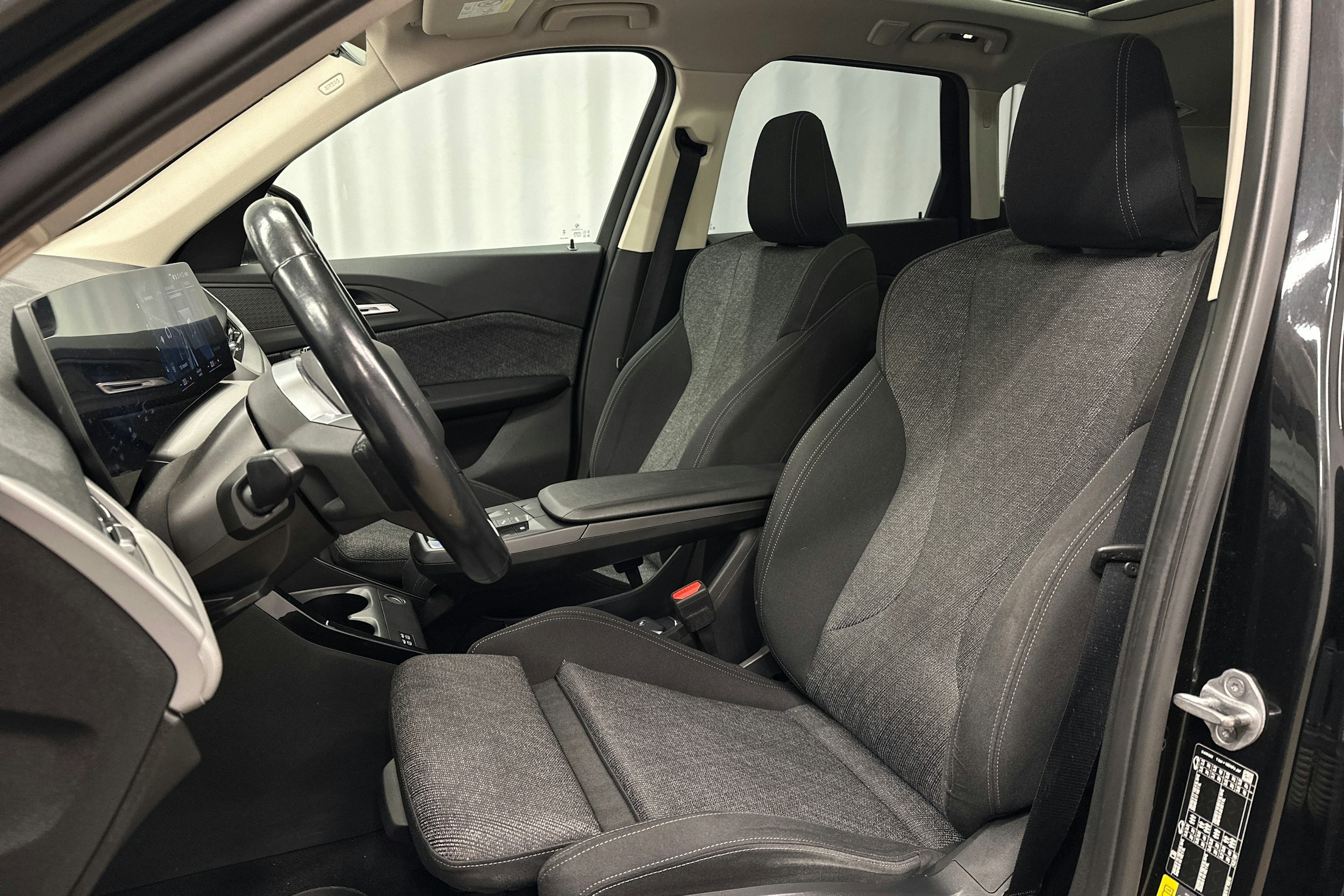 musta BMW iX1 2023 kuva 17.