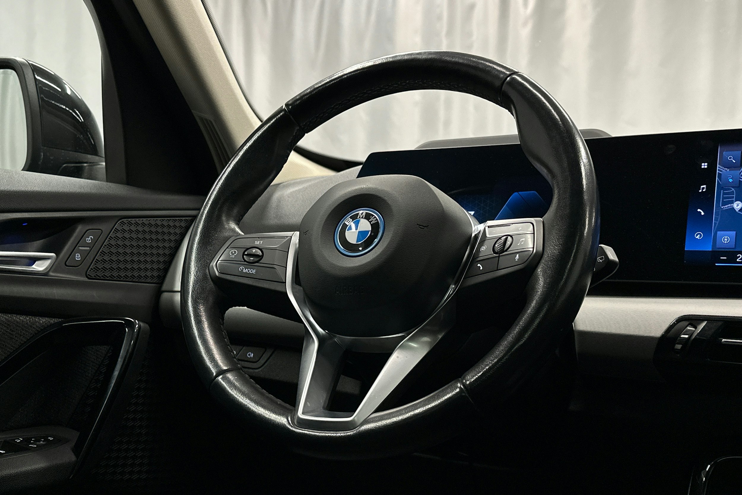 musta BMW iX1 2023 kuva 18.