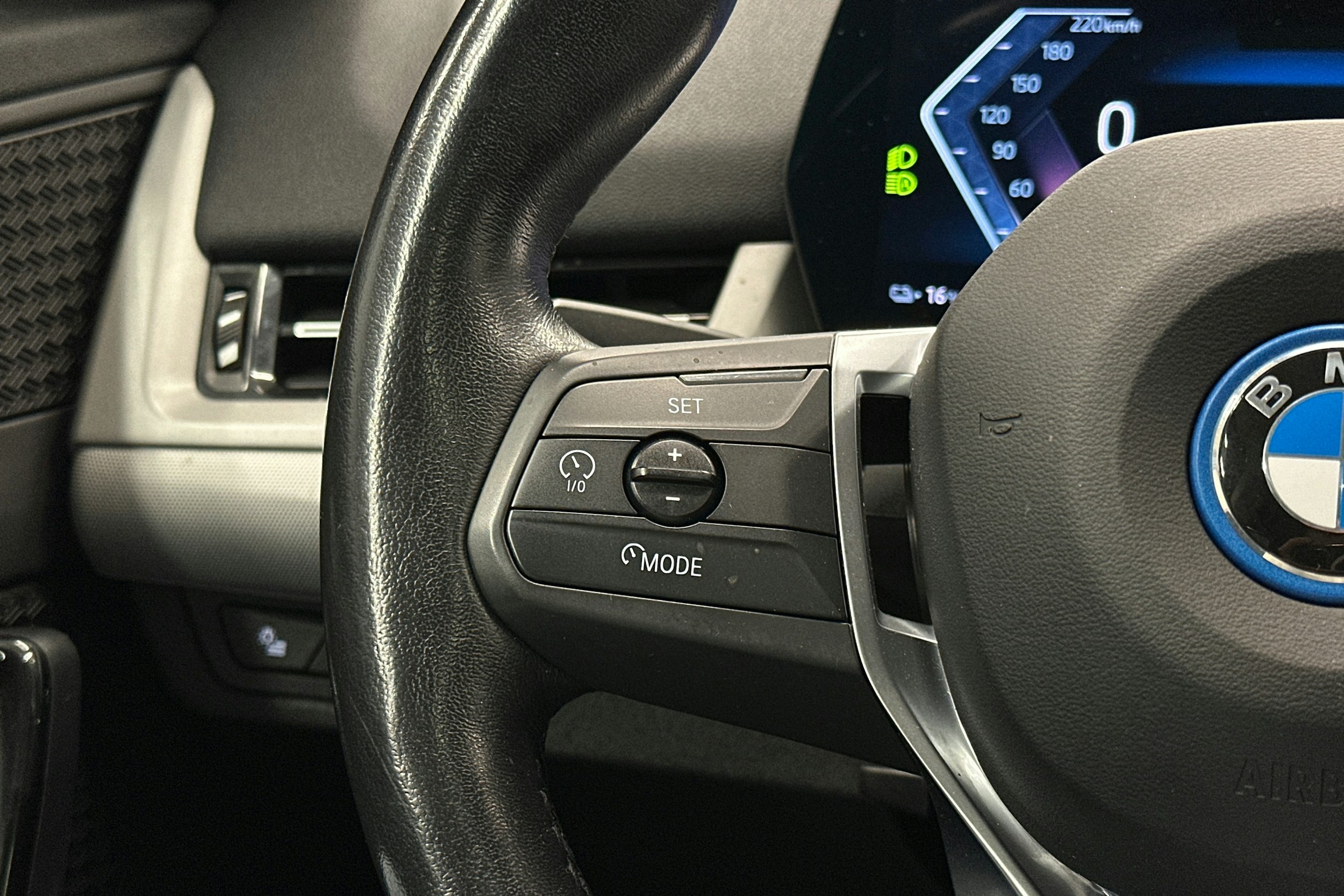 musta BMW iX1 2023 kuva 19.