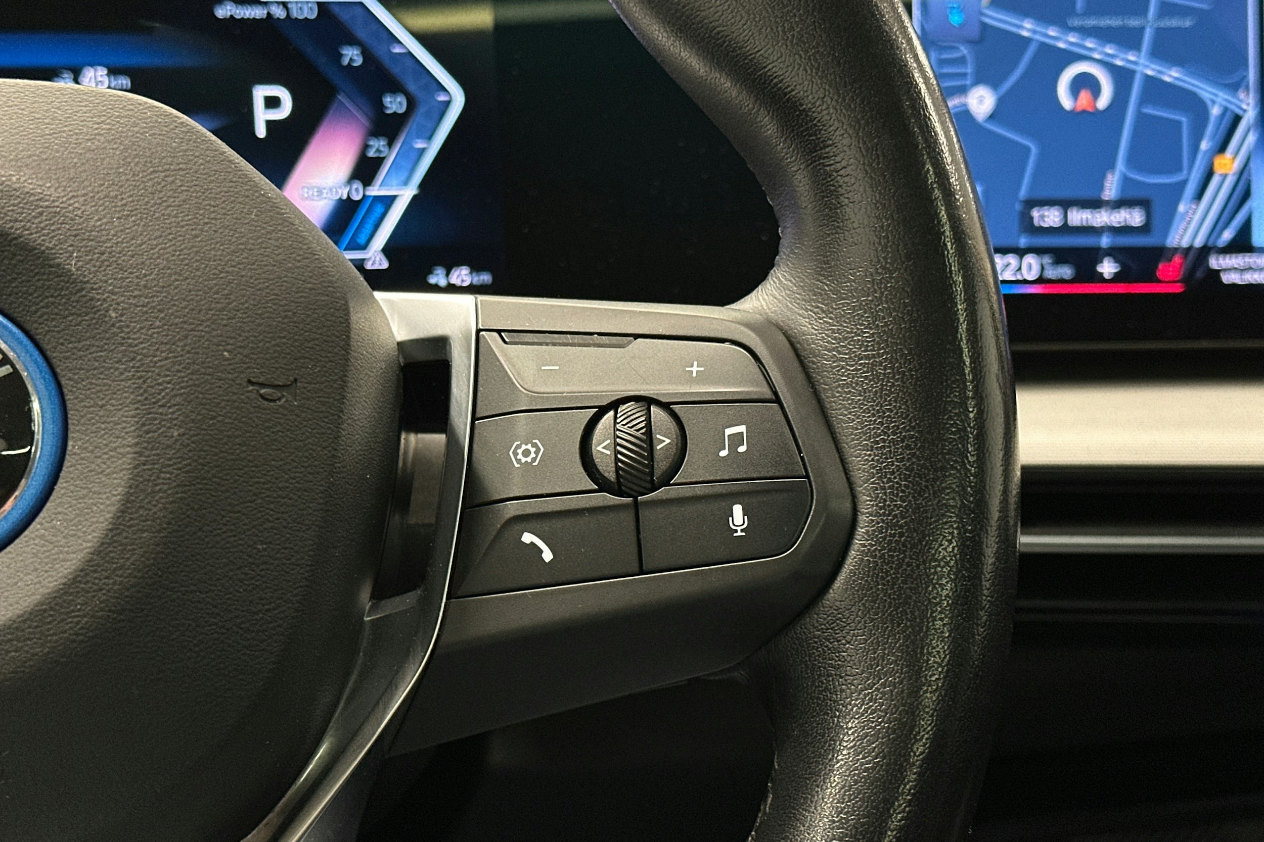 musta BMW iX1 2023 kuva 20.