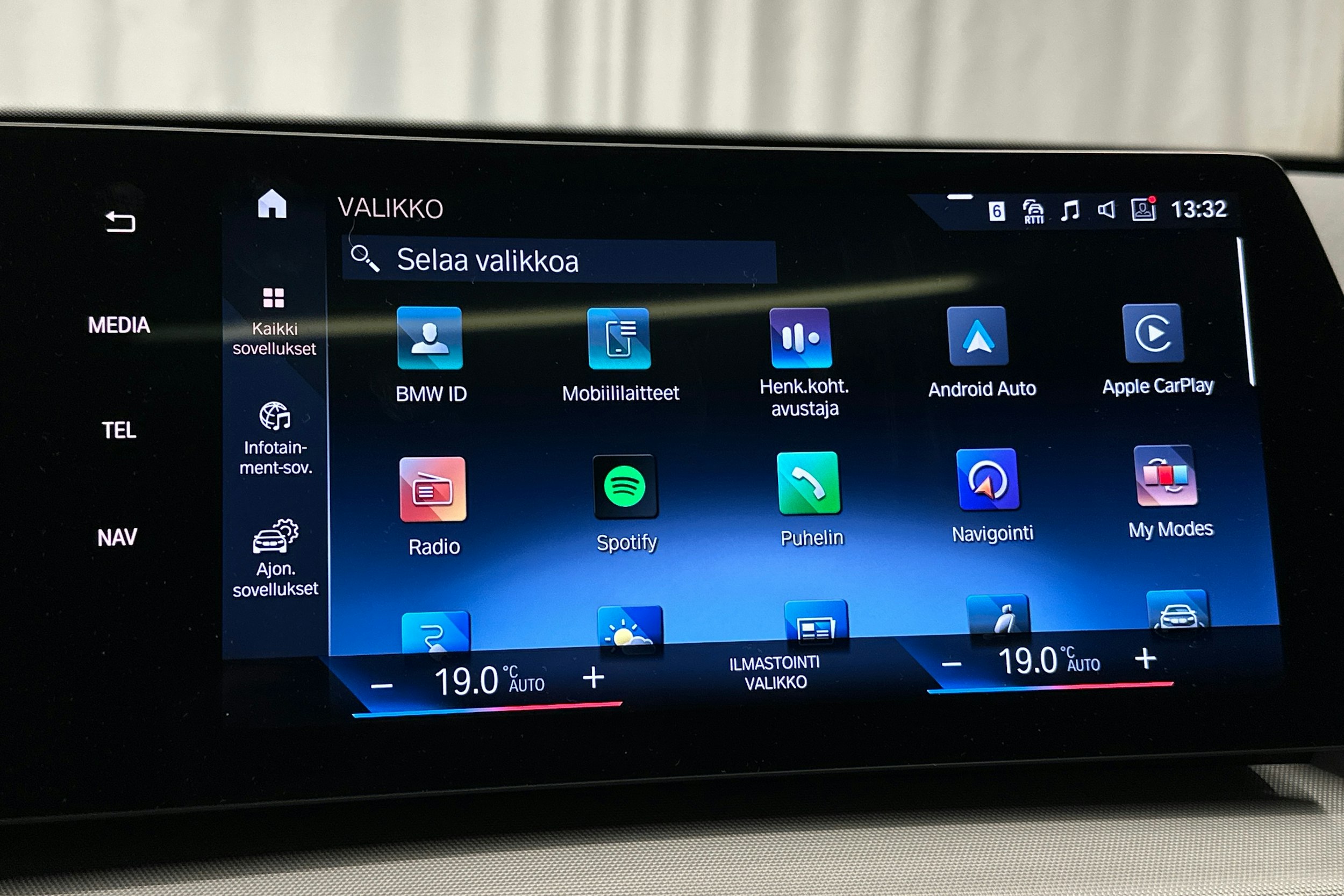 musta BMW iX1 2023 kuva 22.