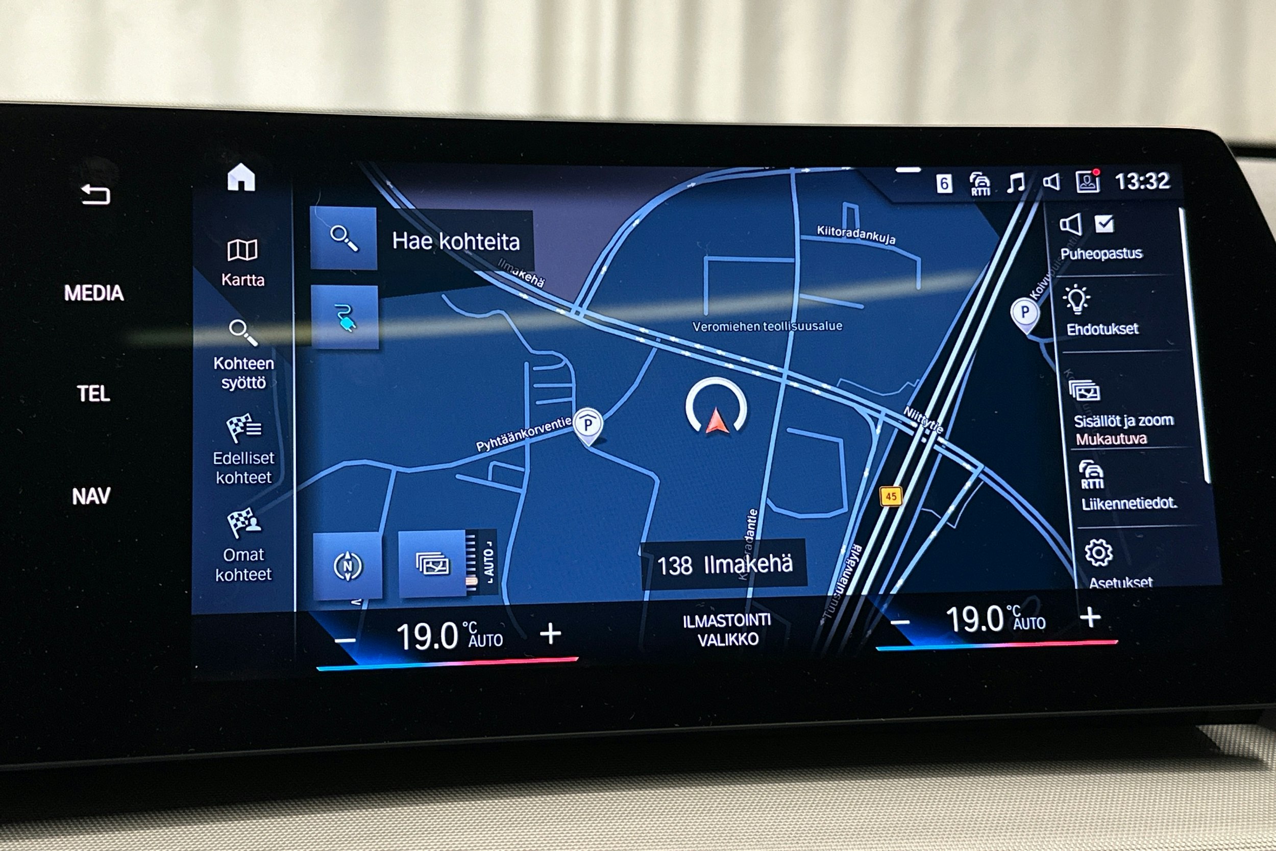 musta BMW iX1 2023 kuva 23.