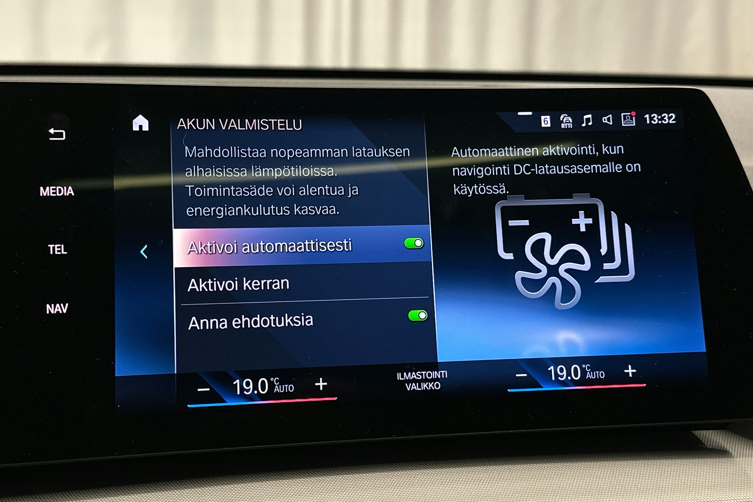 musta BMW iX1 2023 kuva 24.