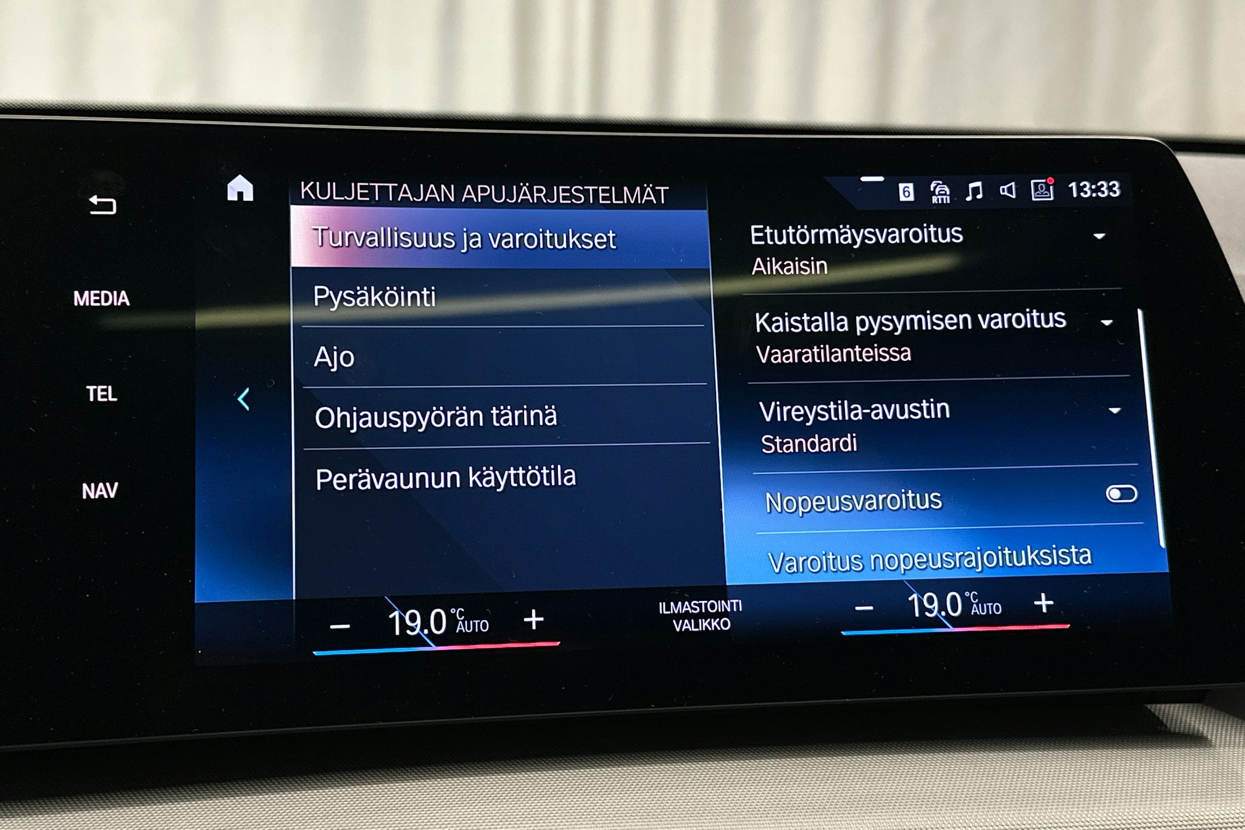 musta BMW iX1 2023 kuva 26.