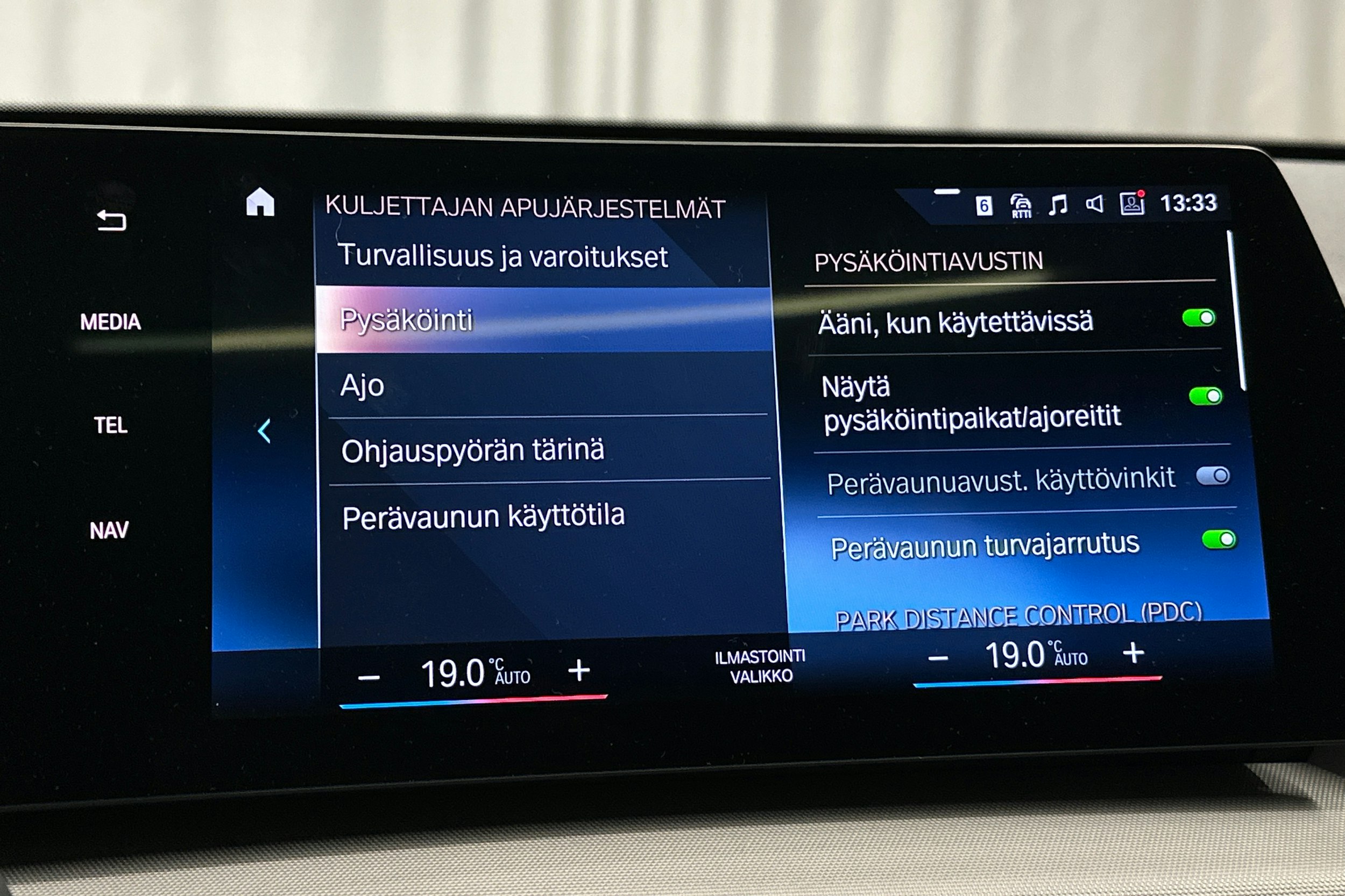 musta BMW iX1 2023 kuva 27.