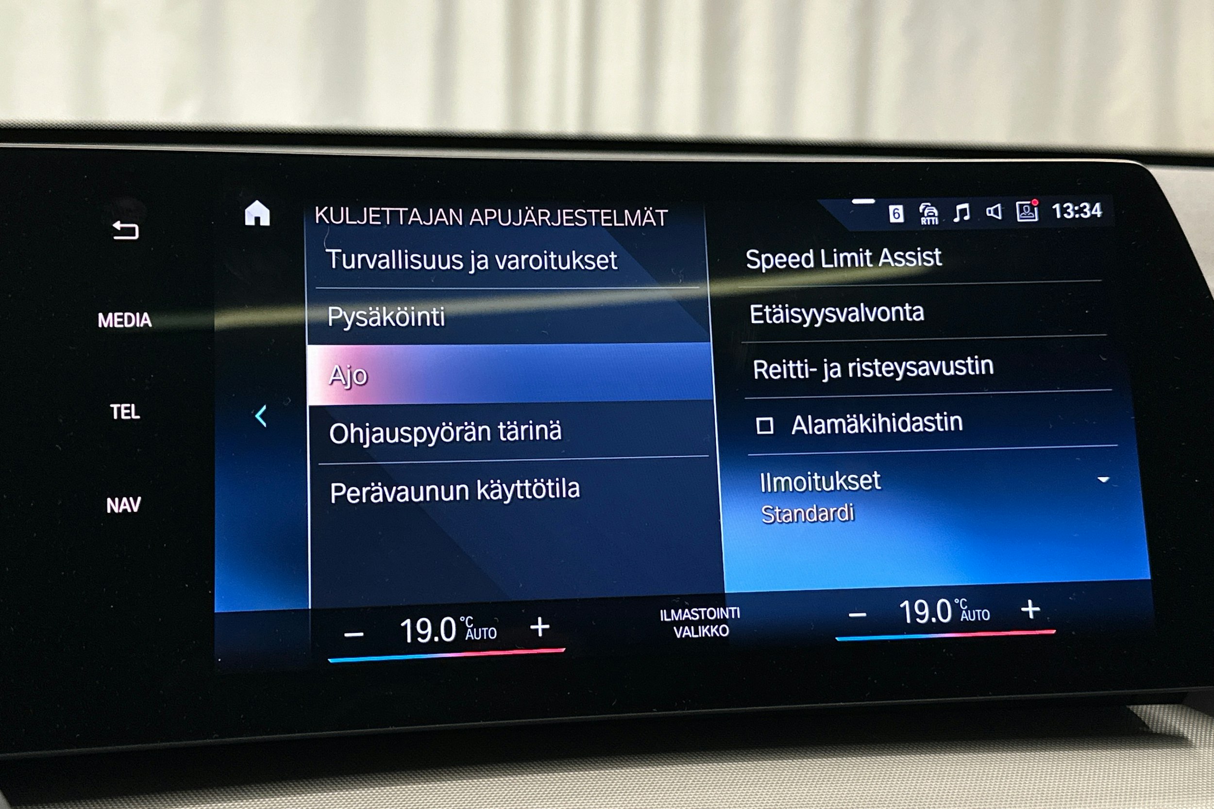 musta BMW iX1 2023 kuva 28.