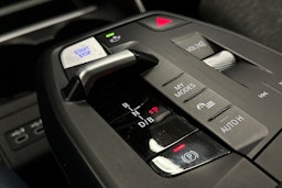 musta BMW iX1 2023 kuva 32.