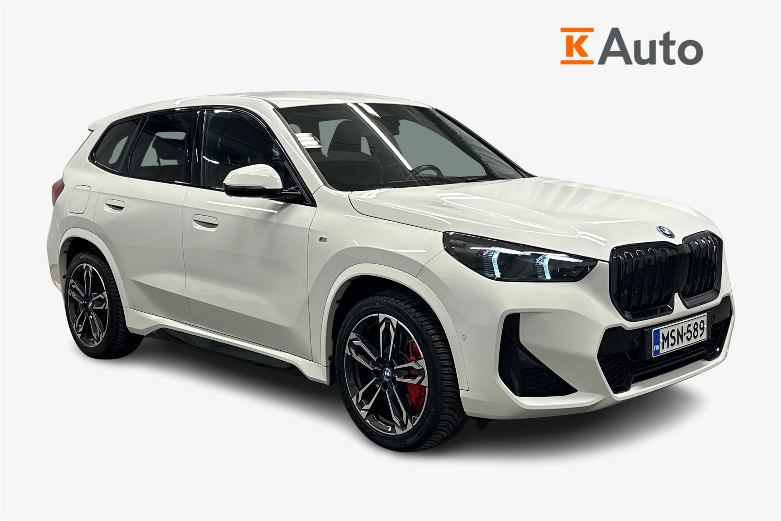 valkoinen BMW iX1 2023 kuva 1.