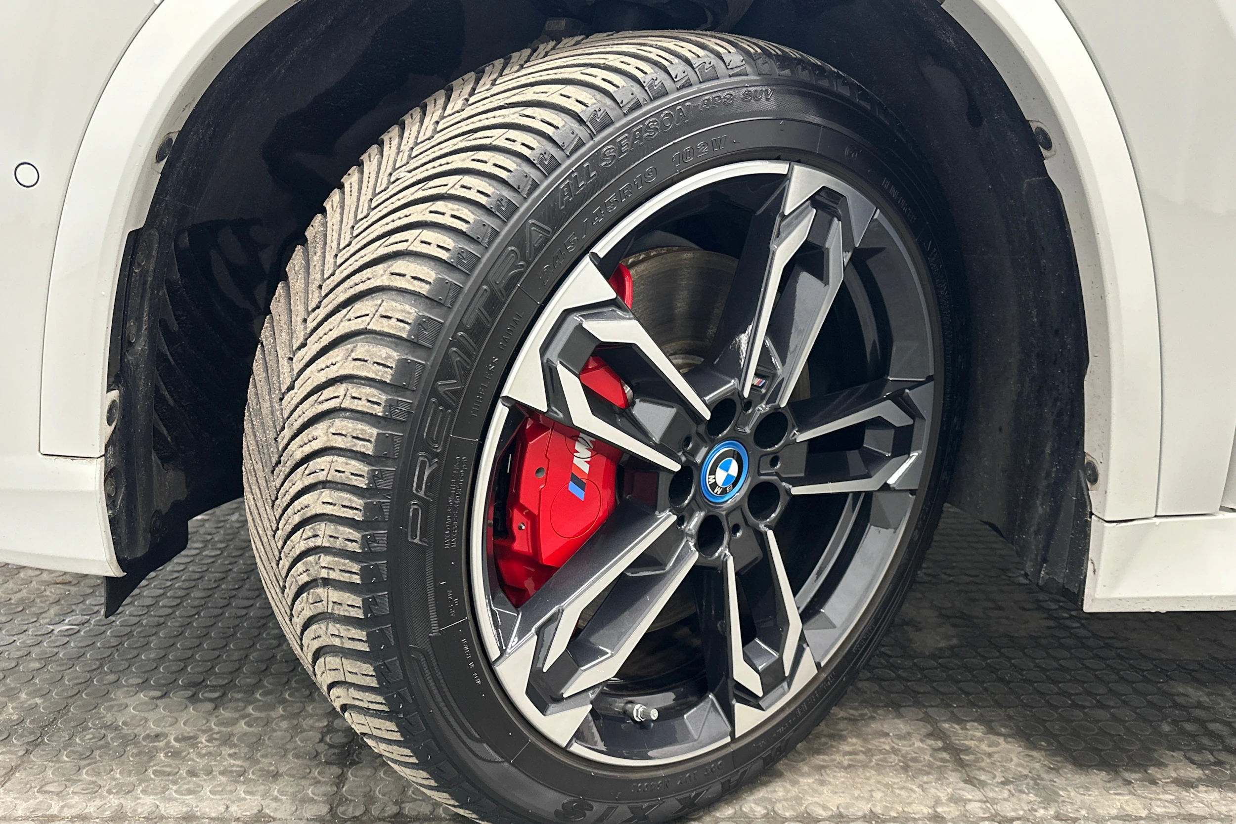 valkoinen BMW iX1 2023 kuva 10.